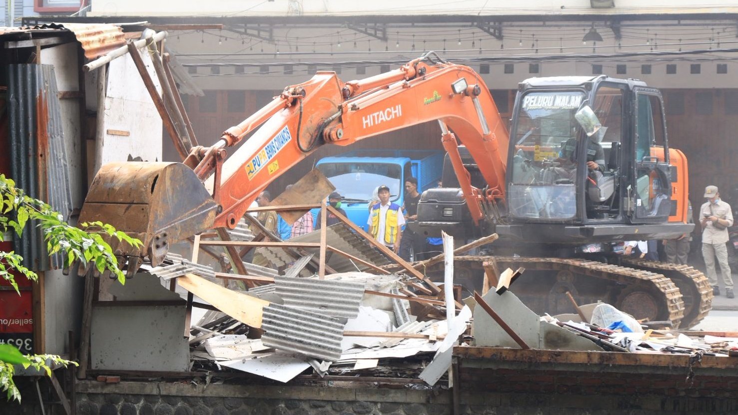 Langkah Nyata Penataan Kota, Pemkot Cirebon Bongkar Bangunan PKL di Bantaran Sungai Sukalila