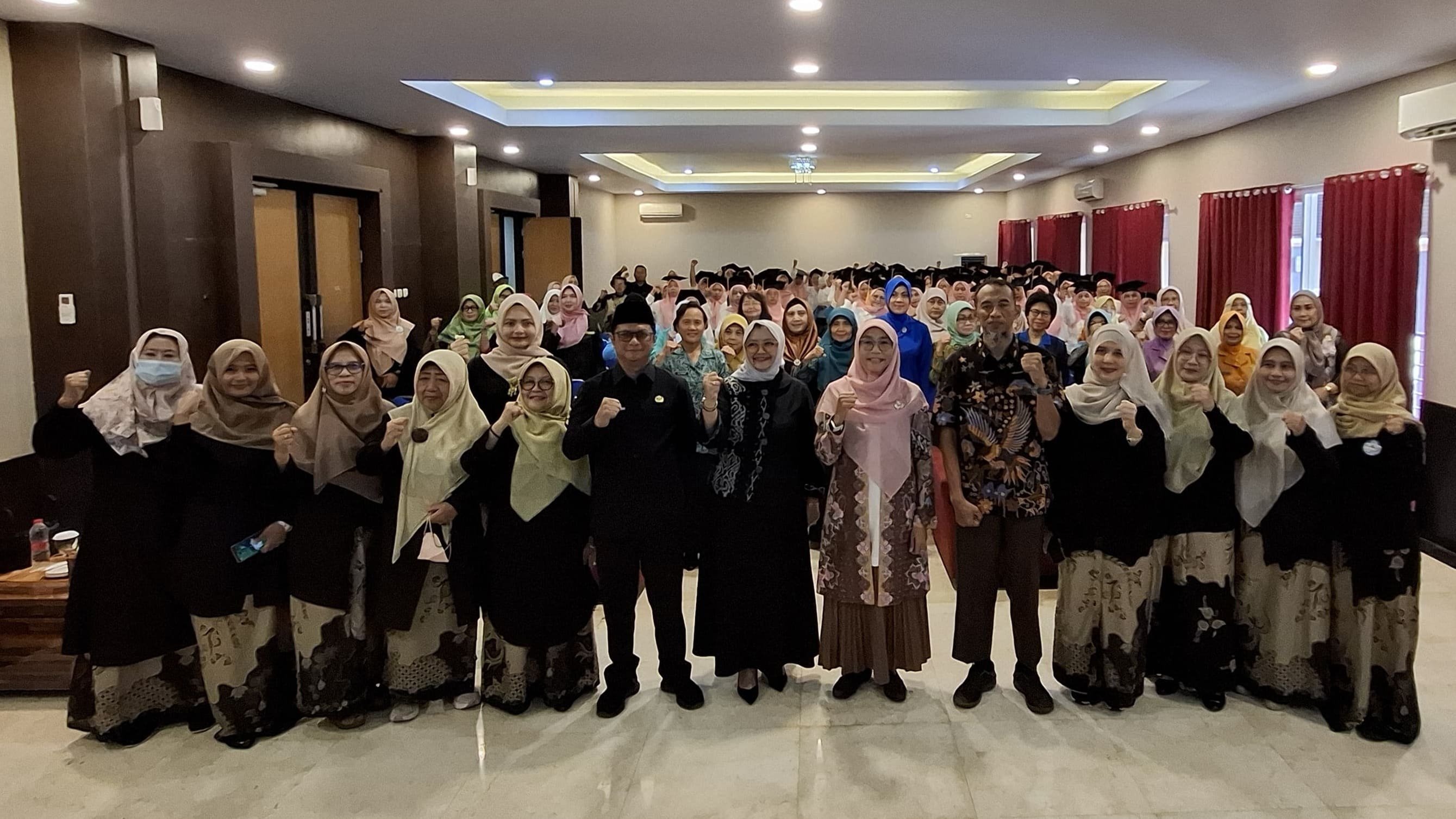 DPR RI Apresiasi Sekolah Keluarga Kota Cirebon, 100 Orang Tua Diwisuda