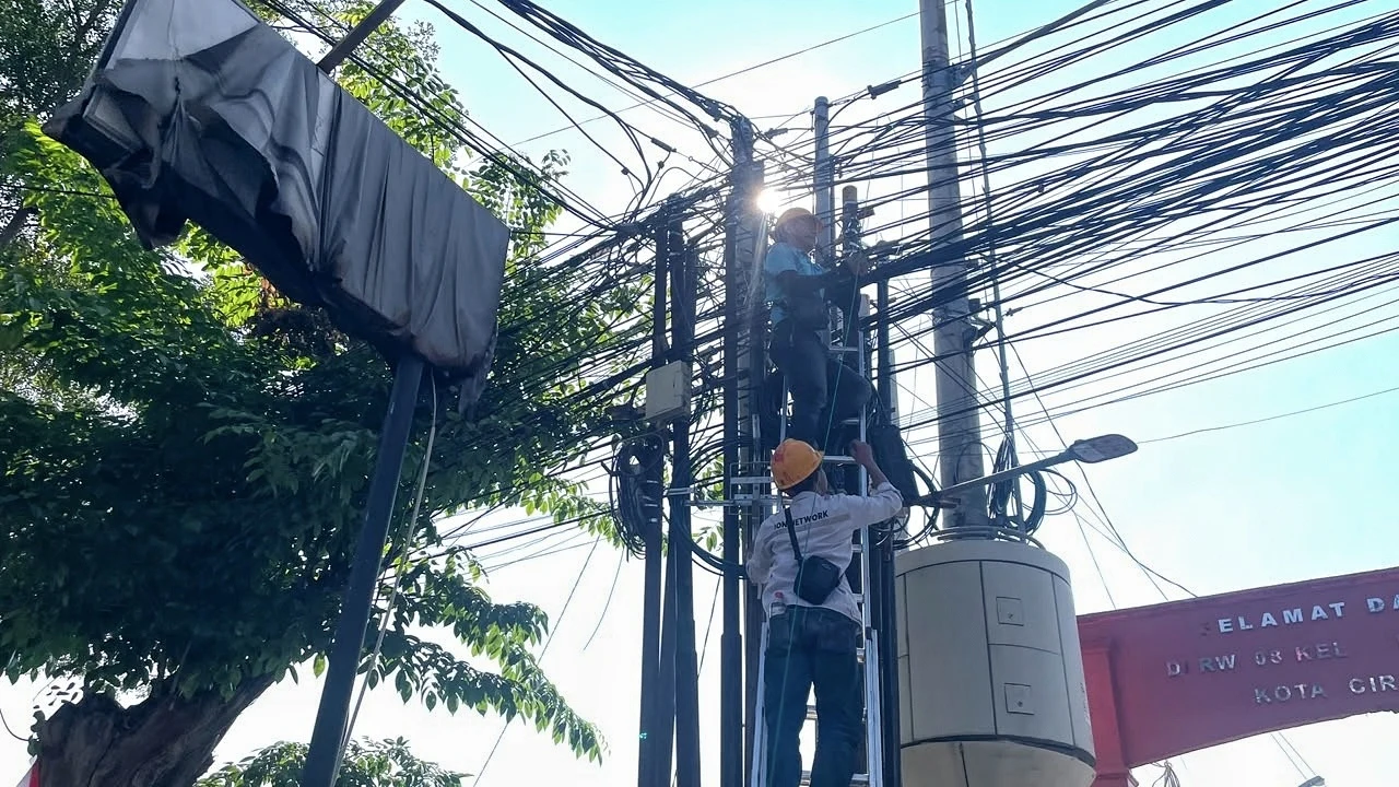 Perapihan Ketiga di Jalan Cipto, Penataan Kabel Fiber Optik Hadapi Kepadatan Tiang dan Kabel
