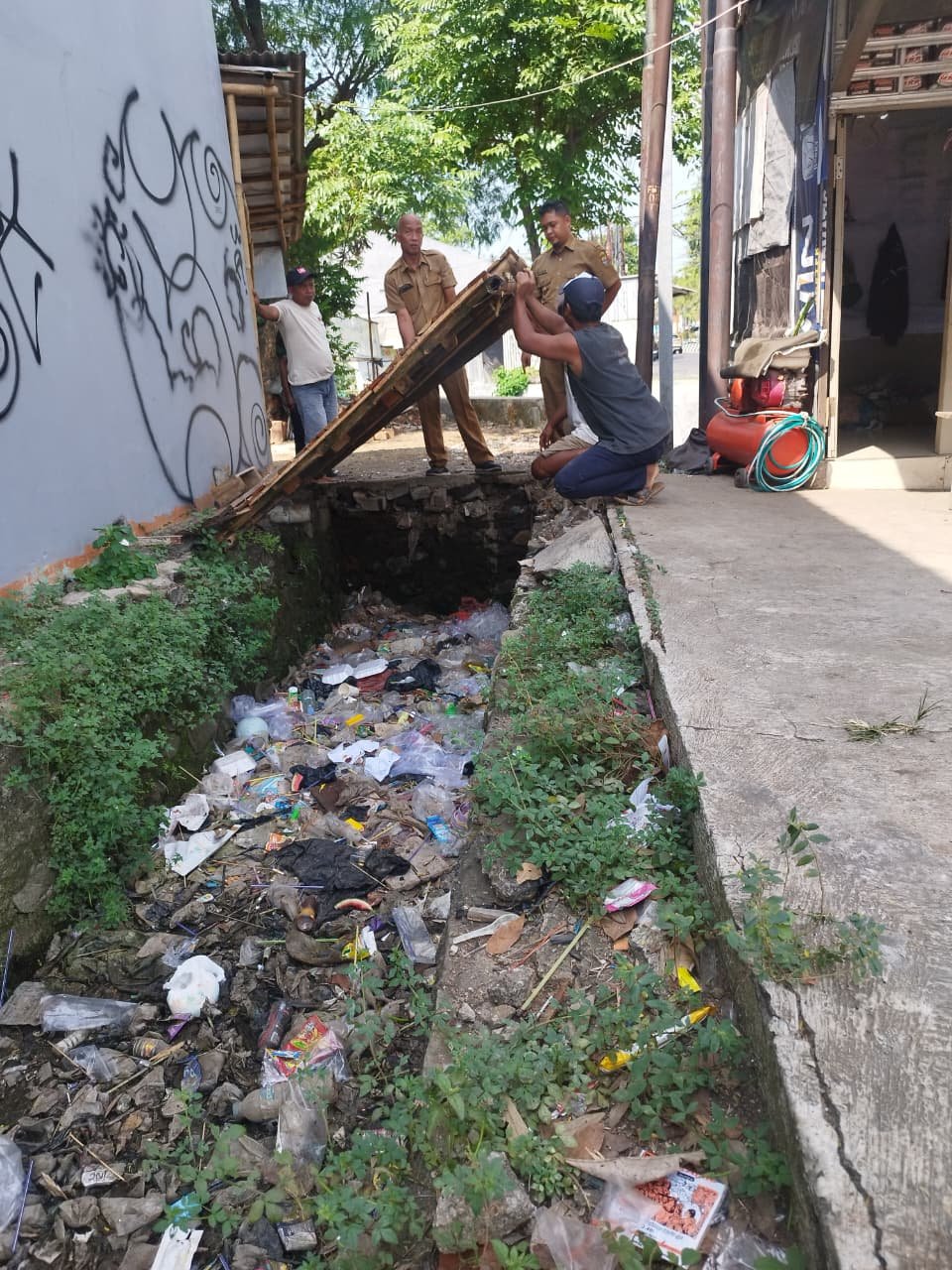 Peninjauan Saluran Air Penuh Sampah