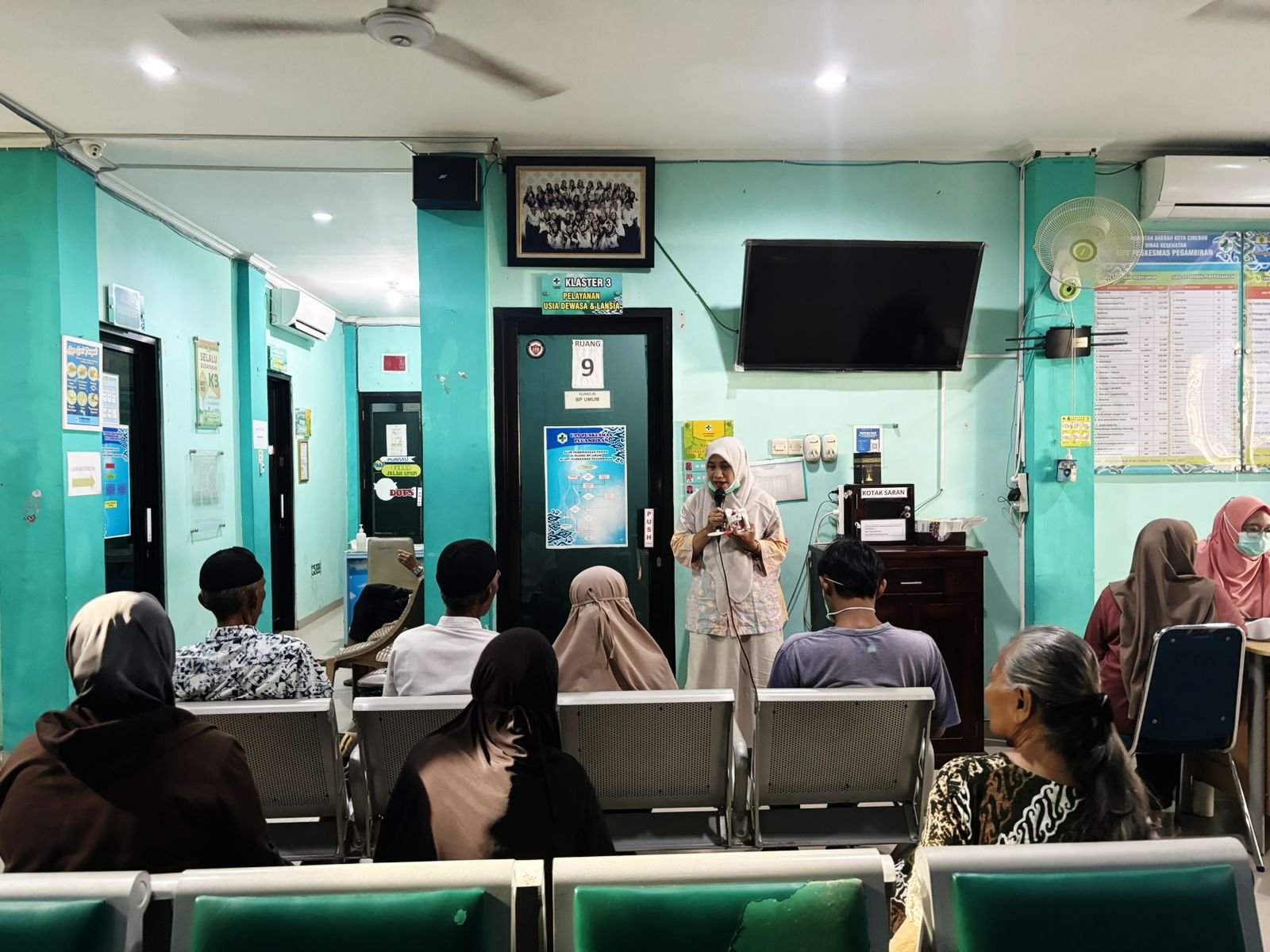 KEGIATAN PENYULUHAN DALAM GEDUNG TENTANG CARA MENGGOSOK GIGI DENGAN BAIK DAN BENAR KEPADA PENGUNJUNG PUSKESMAS PEGAMBIRAN