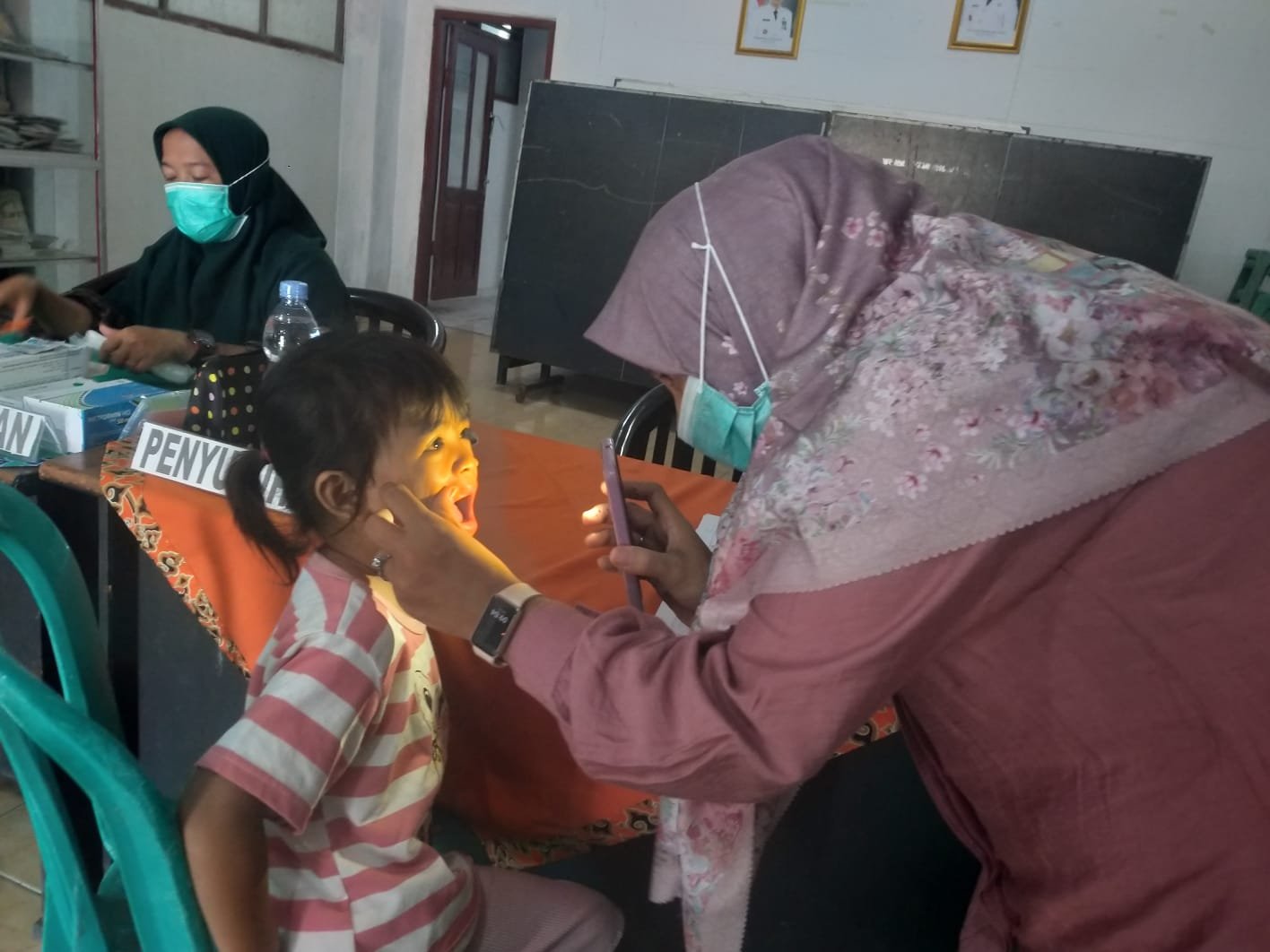 KEGIATAN PEMERIKSAAN KESEHATAN GIGI DAN MULUT PADA BALITA DI POSYANDU WIJAYA KUSUMA RW 15 GAMBIR BARU