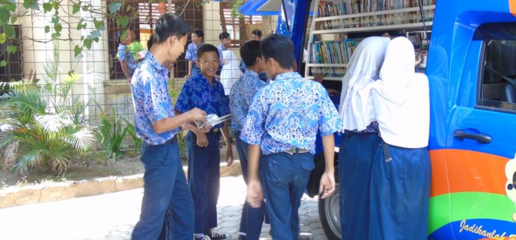 Perpustakaan Keliling Kunjungi SMP Negeri 17 Cirebon